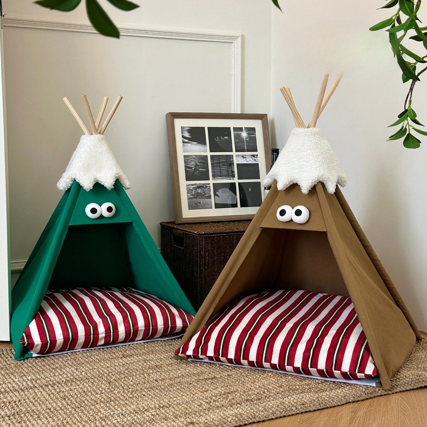 A Cozy Haven: Christmas Tri-column Cat & Dog Canvas Tents& Beds