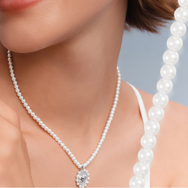 2 popop Dimoo Cloud Song Shell Necklace on model