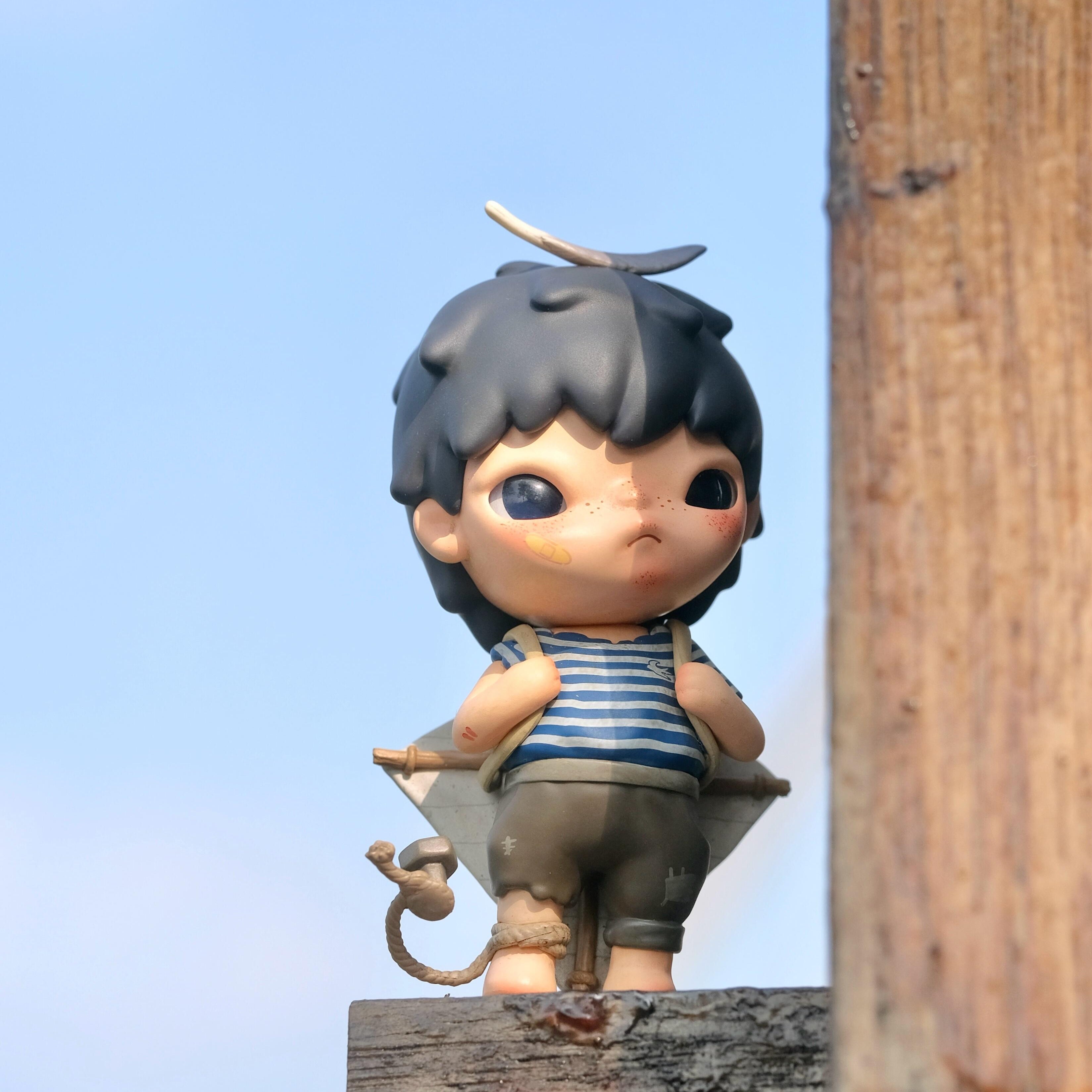 hirono kite beijing figure of a boy with a blue sky background