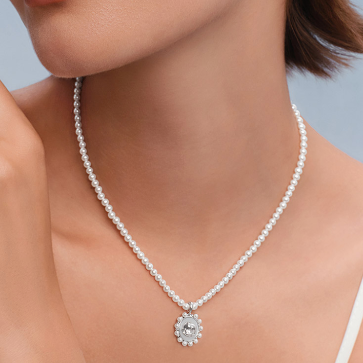 popop Dimoo Cloud Song Shell Necklace on model